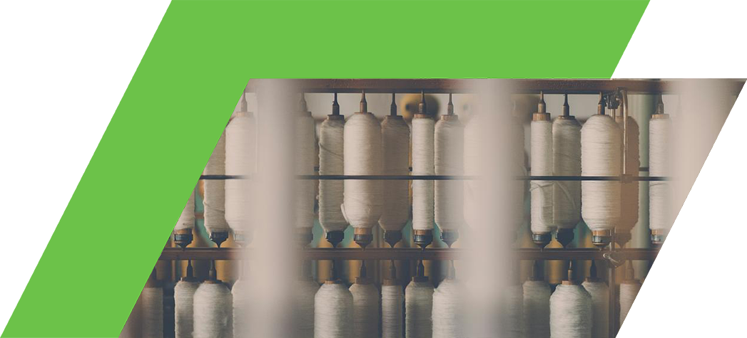 A close-up view of spools of white thread arranged in a textile workshop.